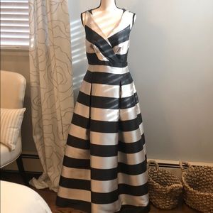 Beautiful gown with pockets!!